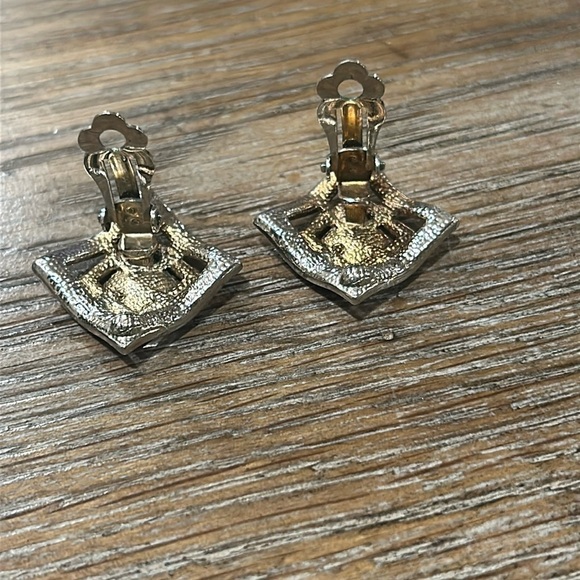 Vintage Clip On Earrings - Picture 3 of 8